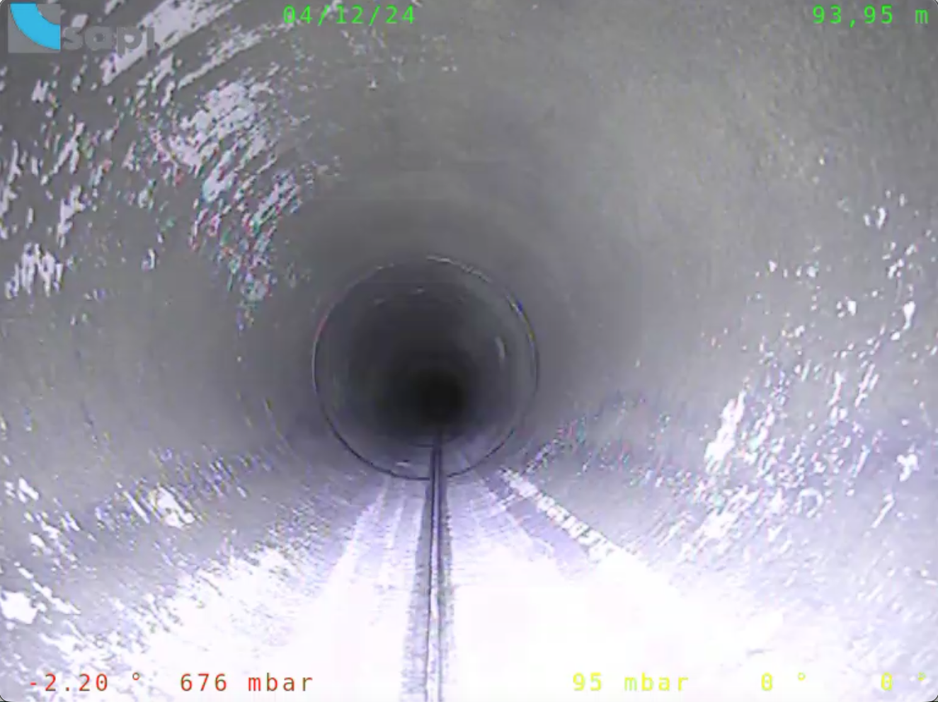 Interno della tubazione dopo la pulizia, con il cavo della videoispezione lungo il fondo