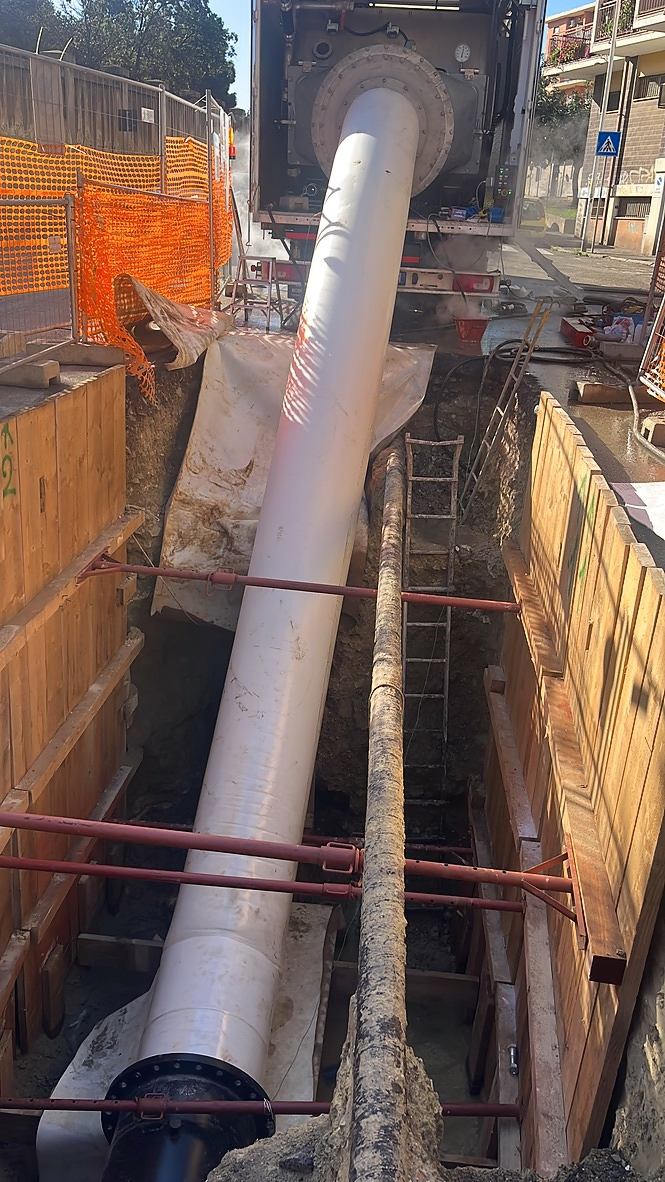 Inserimento per inversione di un liner CIPP dal camion in uno scavo armato
