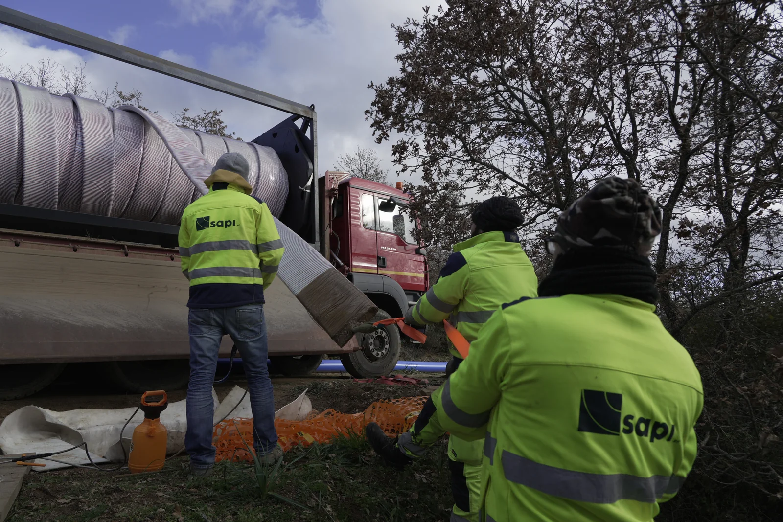 Operatori SAPI durante la movimentazione del liner da un autocarro