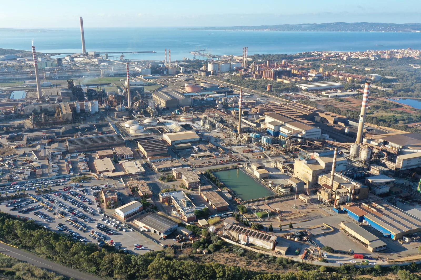Vista aerea di un complesso industriale vicino alla costa