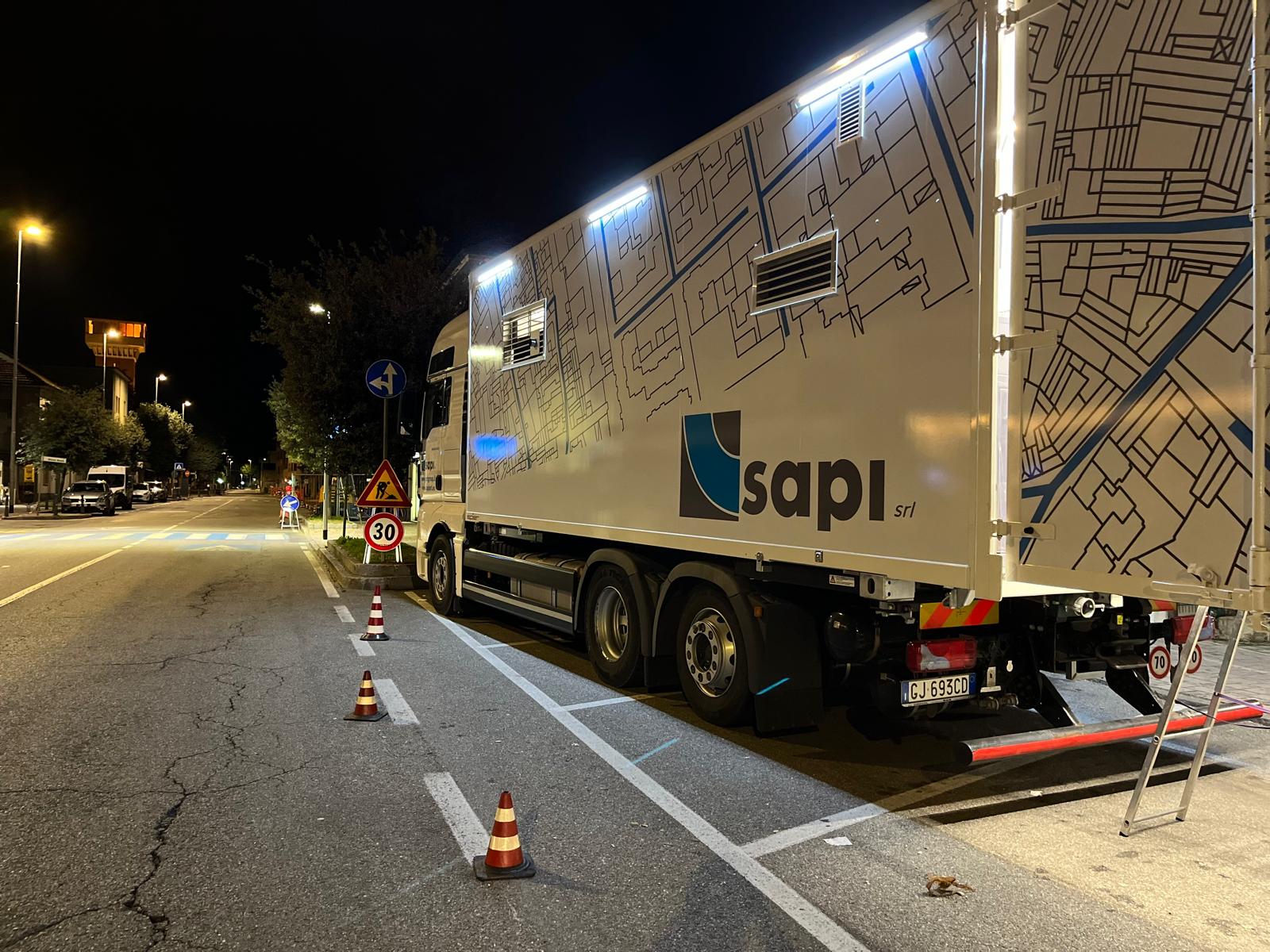 Mezzo operativo SAPI illuminato durante un intervento notturno su strada