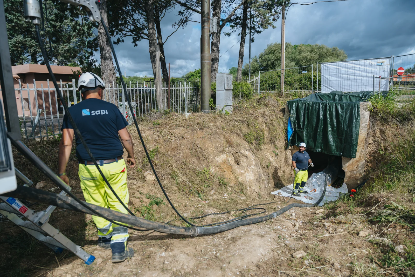 Operatori SAPI al lavoro accanto all’accesso di una condotta